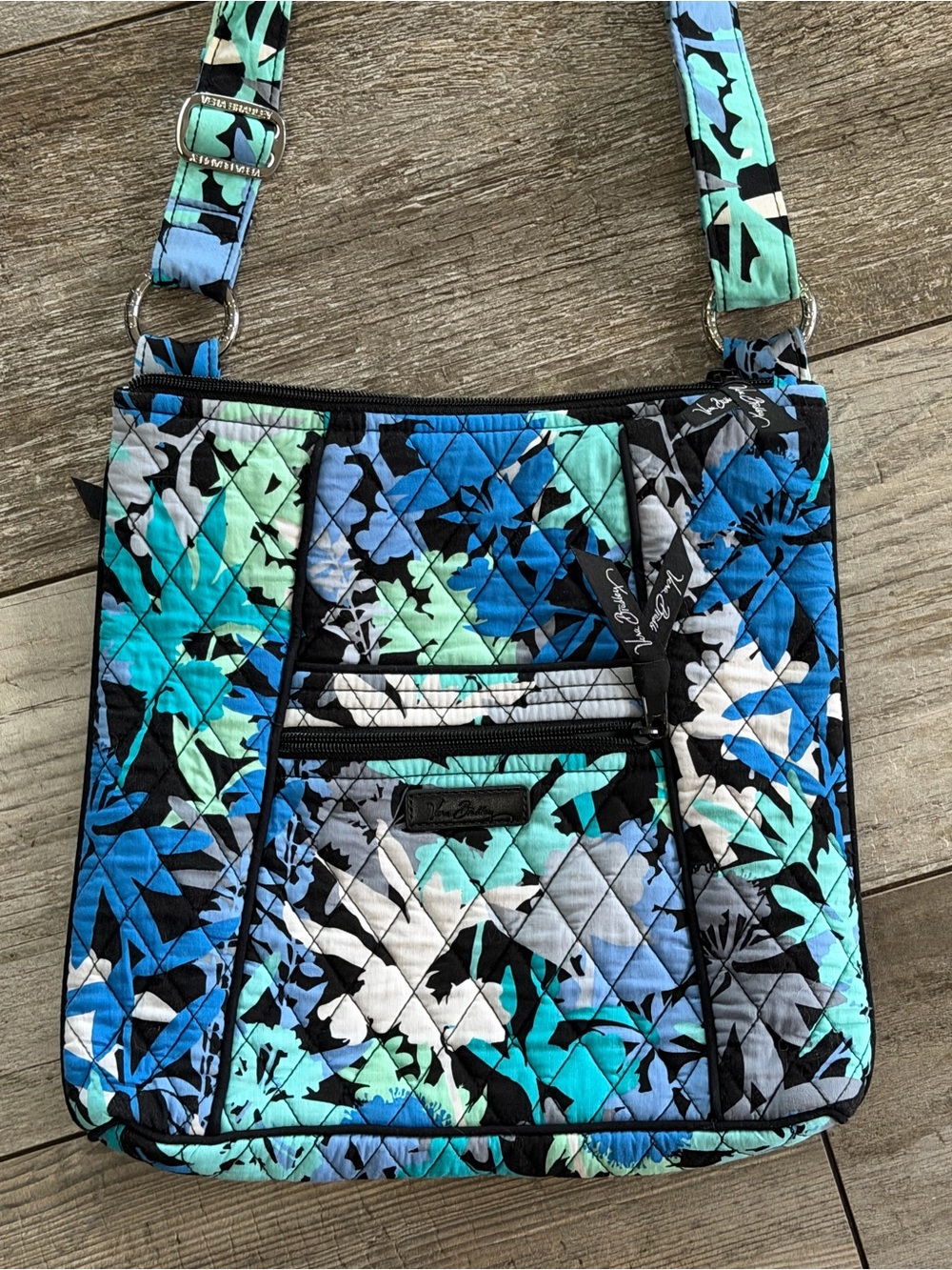 💙 Vera Bradley 💙Triple Zipper Hipster Crossbody in Blue White Floral